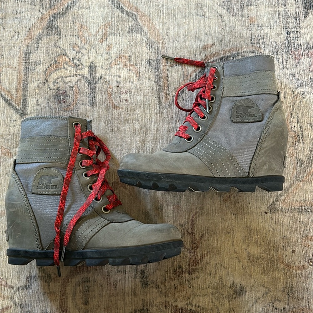 Great condition sorel wedges